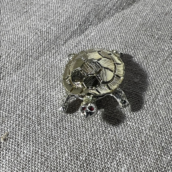 Jewelry - Silvertone Turtle Brooch Red eyes. WA490